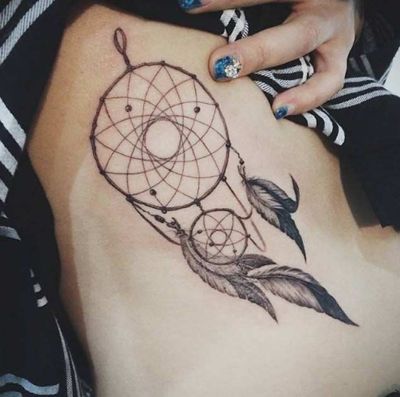  Tatouage attrape rêve penché sur les côtes